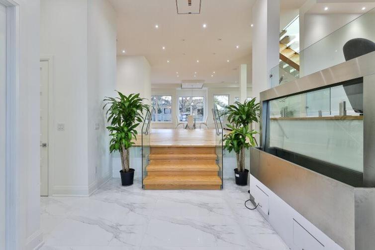 Executive Room In Toronto Next To Yorkdale Shopping Centre Екстериор снимка