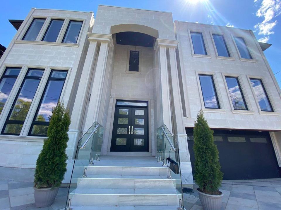 Executive Room In Toronto Next To Yorkdale Shopping Centre Екстериор снимка