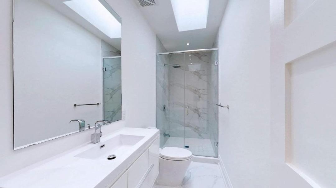 Executive Room In Toronto Next To Yorkdale Shopping Centre Екстериор снимка